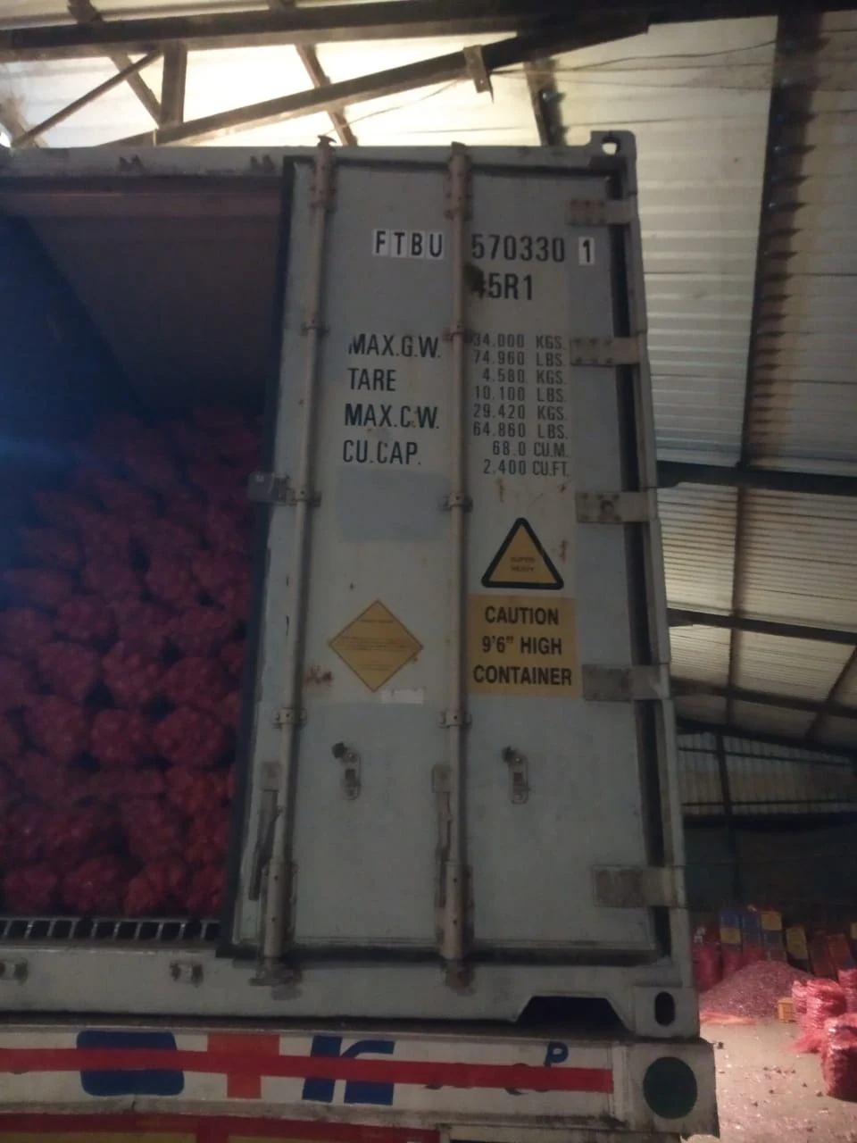 Container loaded with onion bags